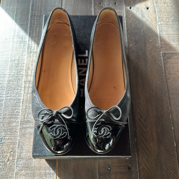 Chanel Leather & Patent Toe Vintage Ballerina Flats - Picture 2 of 16